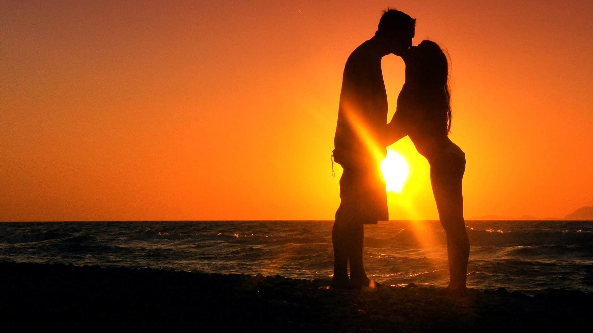 Romantic_kiss_sunset_cliché